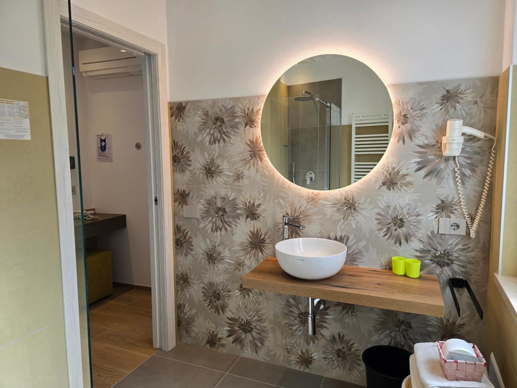 Hotel Pace Brenzone sul Garda Bagian luar foto